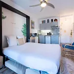 Le Festif Splendide Studio Avec Loggia Au Carre D\'Or, Une Joie Speciale Pour Deux